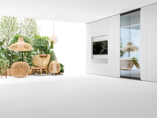 Parete Attrezzata con porta TV in laccato opaco e ante in vetro ad apertura totale Living Vetro di Caccaro