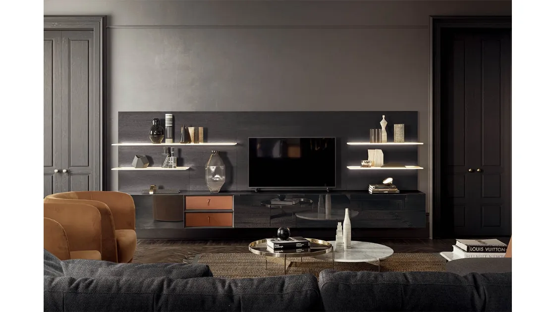 Parete Attrezzata Spazio con boiserie in frassino antracite, mensole in vetro, frontali e top specchio Piombo, moduli a giorno con contenitori in cuoio di Pianca