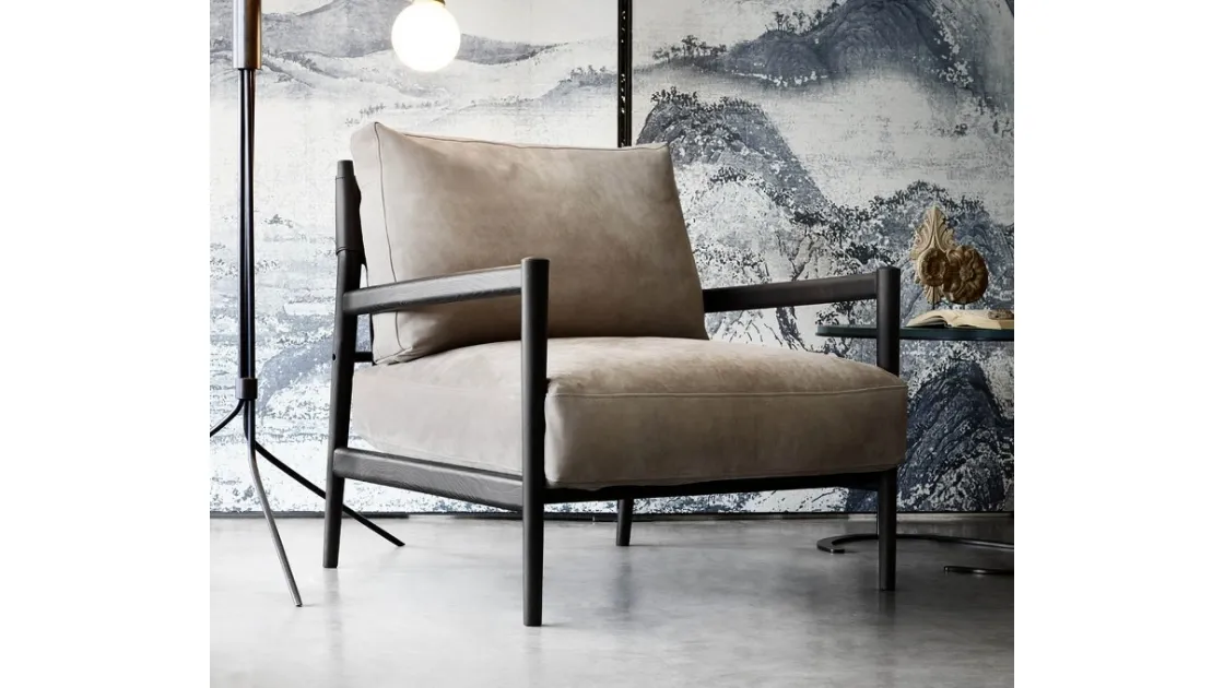 Poltrona in cuoio imbottito con struttura in legno Maddix di Lema