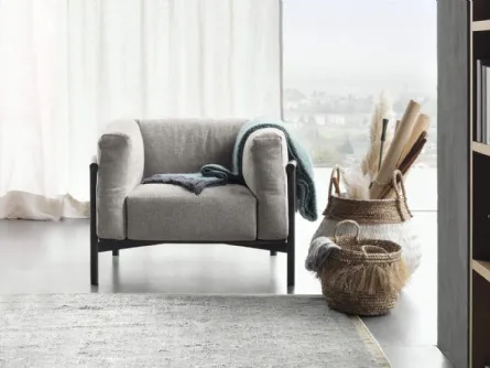 Poltrona imbottita con struttura in legno e morbidi cuscini Taiki di Lema