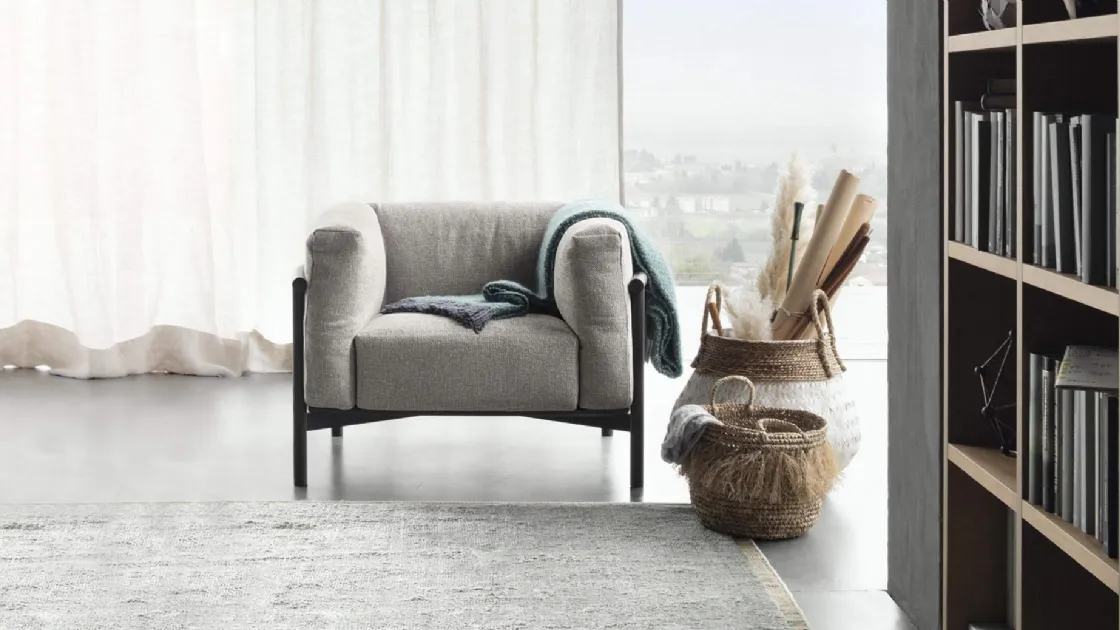 Poltrona imbottita con struttura in legno e morbidi cuscini Taiki di Lema