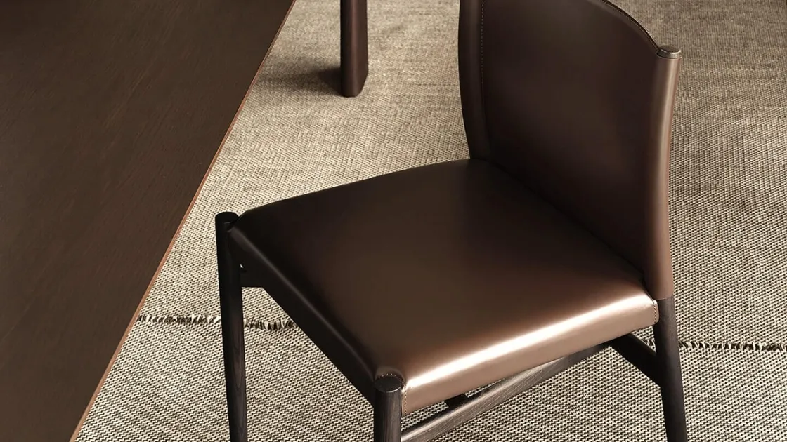 Sedia in cuoio Ayon di Lema