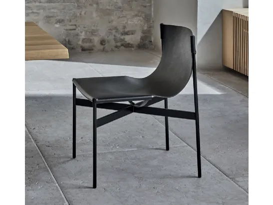 Sedia Lucrezia con struttura in acciaio laccato e monoscocca imbottita e rivestita in cuoio di Bontempi