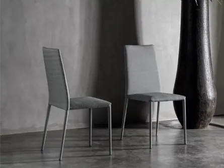 Sedia Malik con schienale ergonomico rivestita in tessuto di Bontempi