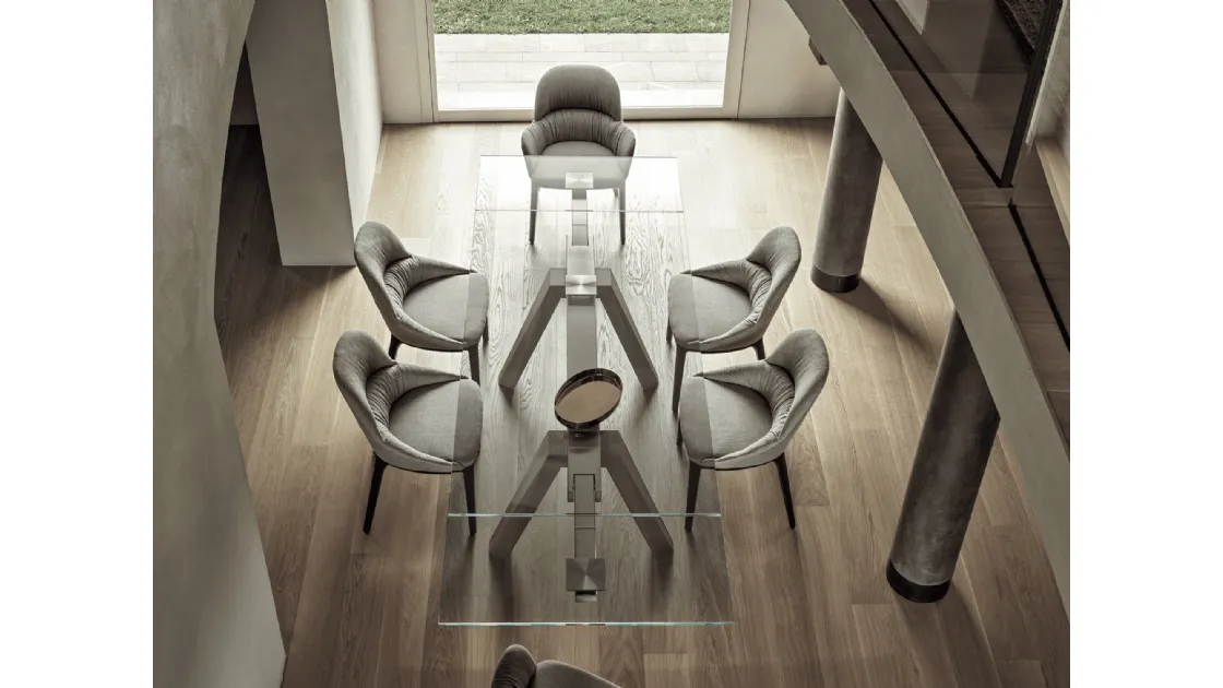 Sedia Queen in tessuto imbottito con gambe in legno massello di Bontempi