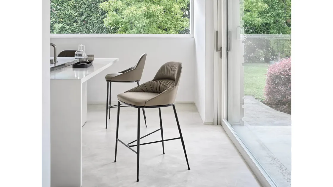 Sgabello Queen rivestito in ecopelle con struttura in acciaio laccato di Bontempi