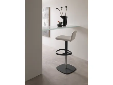 Sgabello con alzata a gas, basamento in metallo e seduta rivestita in pelle Simple di Ozzio
