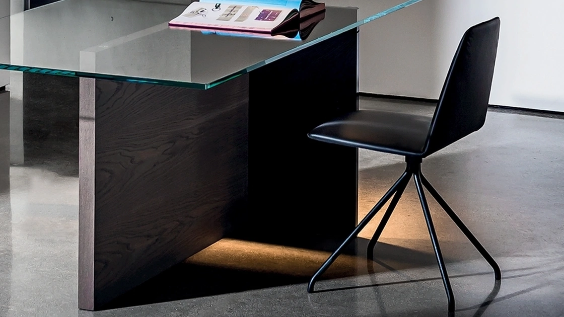 Sedia Sila Trestle in pelle con base in metallo laccato di Sovet