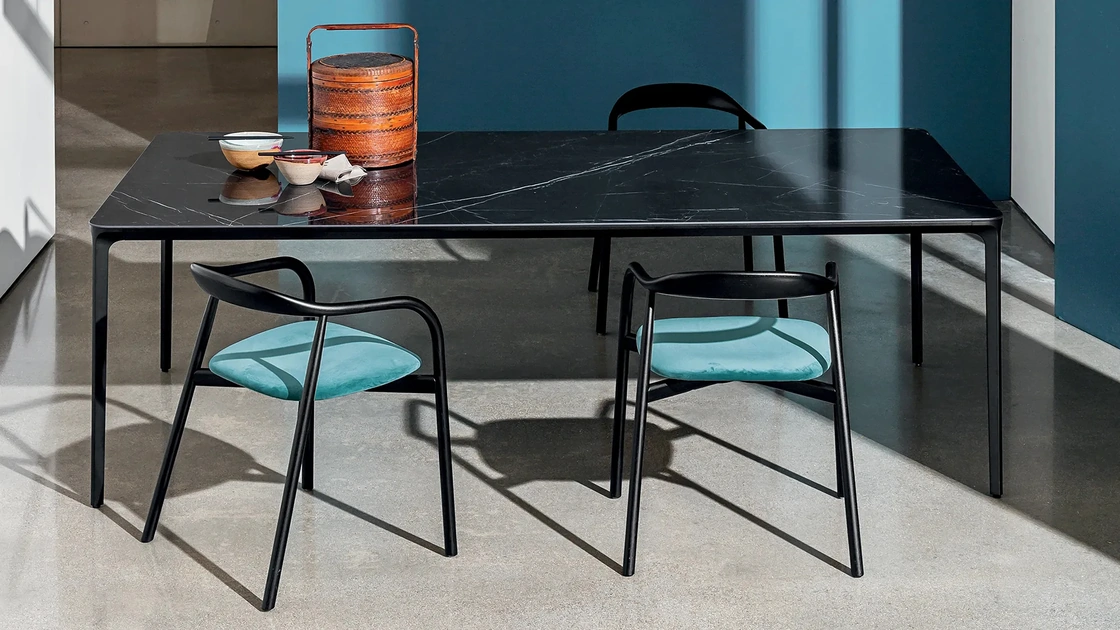 Sedia Autumn Chair in Frassino tinto Nero con seduta in tessuto imbottito di Sovet