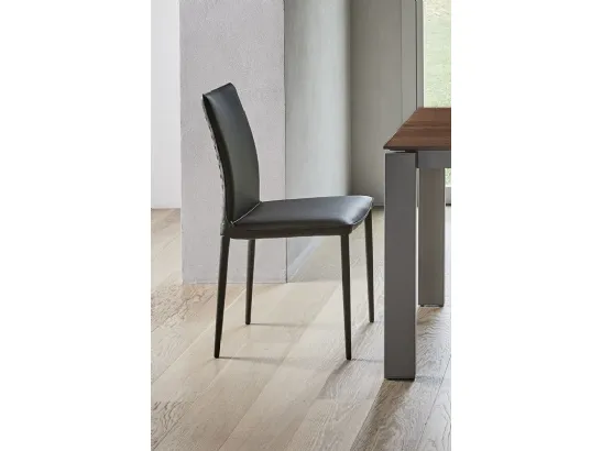 Sedia in tessuto con gambe in legno massello Linear di Ditre Italia