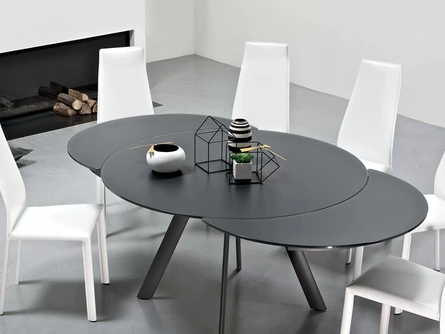 Tavolo allungabile Giro con top in cristallo antigraffio opaco e base in acciaio inox di Bontempi