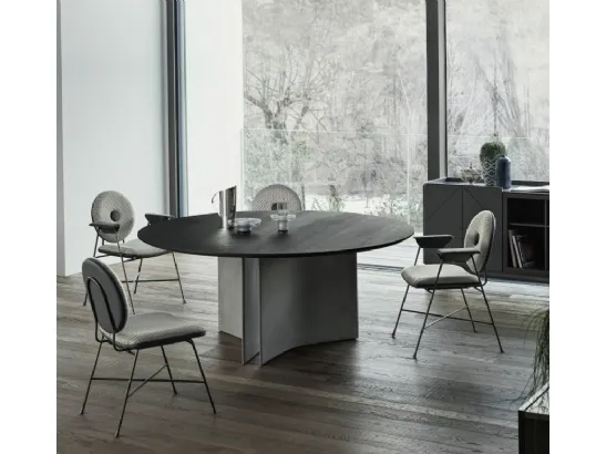 Tavolo rotondo Magnum con base in cemento e piano in legno impiallaciato di Bontempi