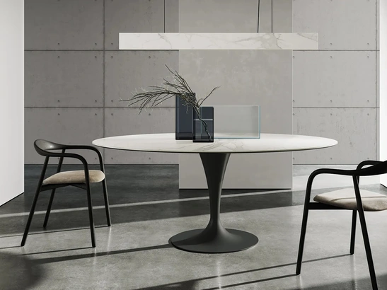 Tavolo Flûte ellittico dalla linea elegante con top in ceramica di Sovet