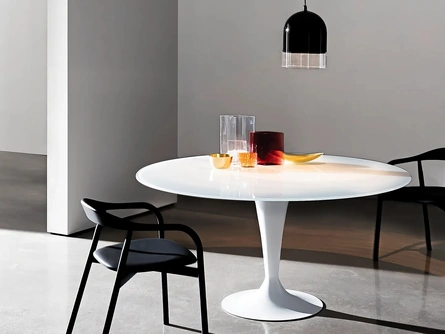 Tavolo rotondo Flûte in vetro laccato con base in metallo laccato di Sovet