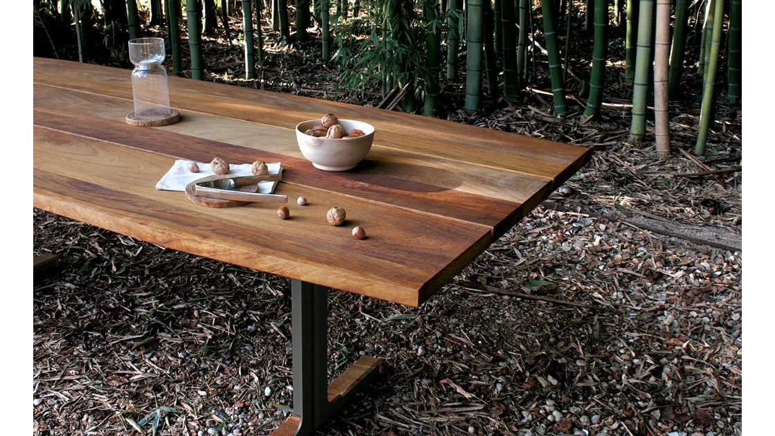 Tavolo Hammer configurazione 05 con top in legno massiccio iroko e telaio in acciaio corten Hammer di Extendo