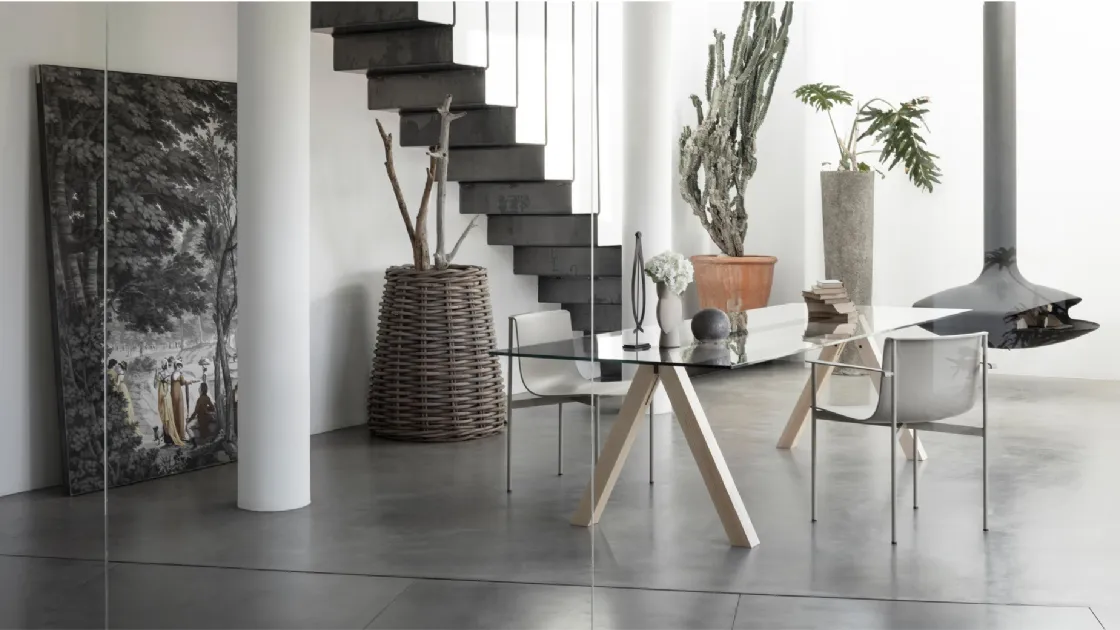 Tavolo rettangolare con top in vetro trasparente e base in Frassino tinto Rovere termotrattato Sesto di Lema