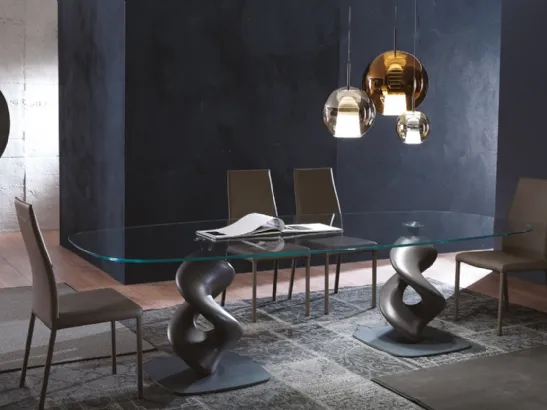 Tavolo in cristallo con base scultura in poliuretano laccato Liquid Big di Ozzio