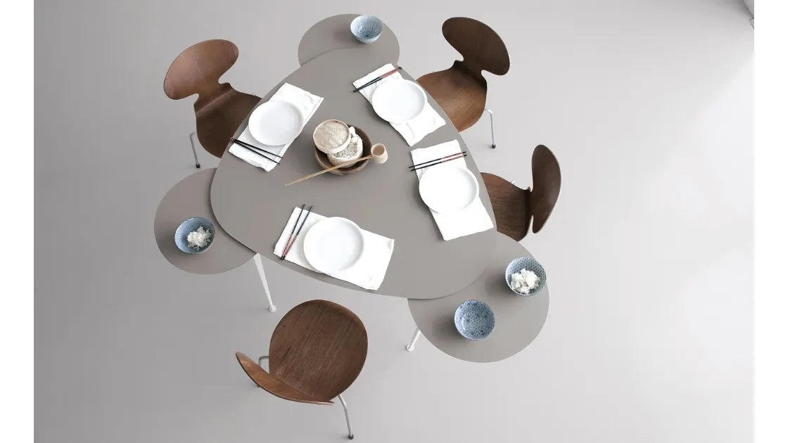 Tavolo allungabile con top HPL grigio scuro e telaio in acciaio Mr Hyde configurazione 29 di Extendo