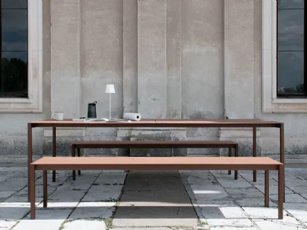 Tavolo Sintesi configurazione 06 con top in ceramico terracotta e telaio in acciaio corten di Extendo