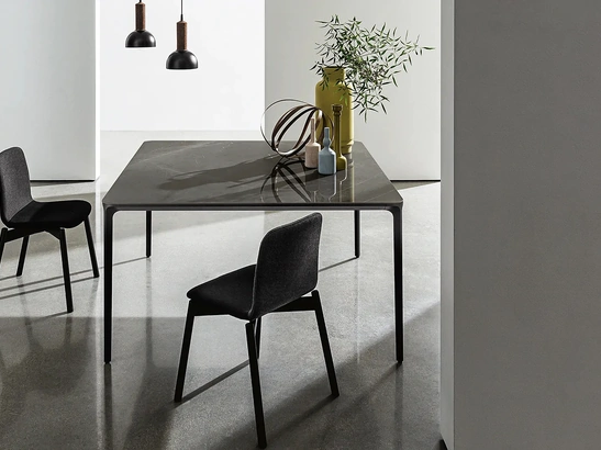 Tavolo Slim quadrato con top in ceramica e gambe in alluminio di Sovet