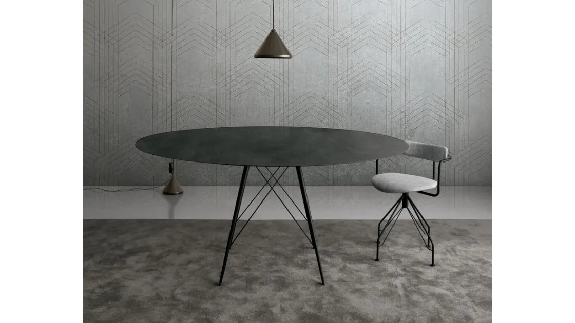 Tavolo Spillo configurazione 28 con top in ceramica nera e telaio in acciaio di Extendo