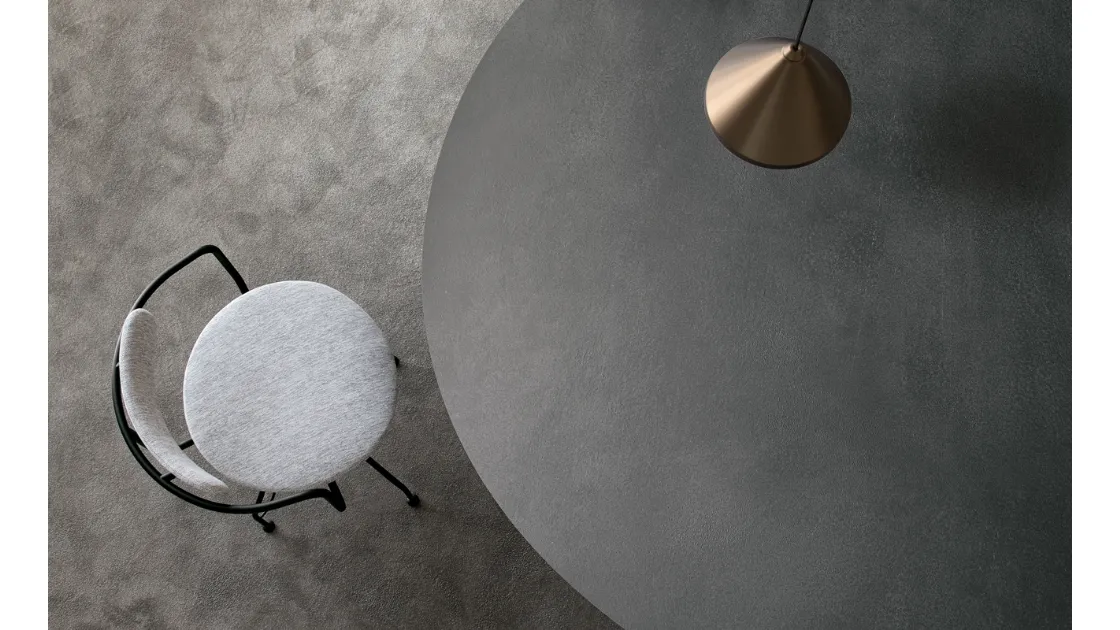 Tavolo Spillo configurazione 28 con top in ceramica nera e telaio in acciaio di Extendo