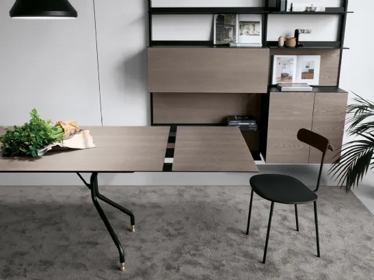 Tavolo allungabile T7 configurazione 03 con top in HPL frassino argilla, telaio in acciaio nero e terminali in ottone T7 di Extendodi Extendo