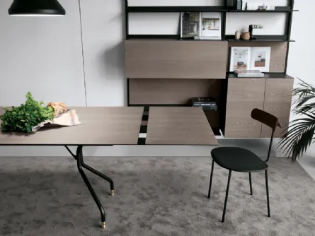 Tavolo allungabile T7 configurazione 03 con top in HPL frassino argilla, telaio in acciaio nero e terminali in ottone T7 di Extendodi Extendo