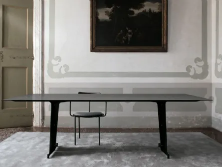 Tavolo rettangolare con top in HPL cemento Portland grigio, telaio e terminali in acciaio nero T10 configurazione 02 di Extendo