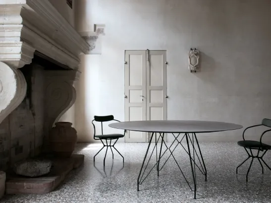 Tavolo rotondo con top in HPL frassino argilla e telaio in acciaio nero T11 configurazione 01 di Extendo