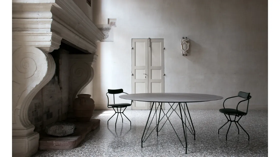 Tavolo rotondo con top in HPL frassino argilla e telaio in acciaio nero T11 configurazione 01 di Extendo