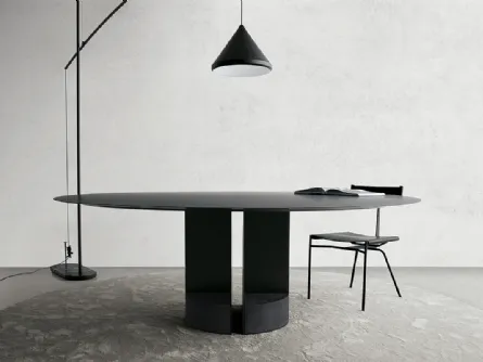 Tavolo T13 configurazione 01 con top in HPL FENIX® nero, telaio in acciaio e contrappesi in marmo nero Marquina di Extendo