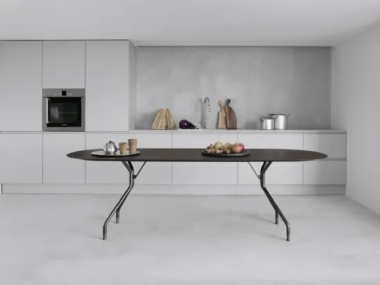 Tavolo T7 configurazione 01 con top in HPL rovere affumicato, telaio in acciaio bronzo e terminali in ottone scuro T7 di Extendo