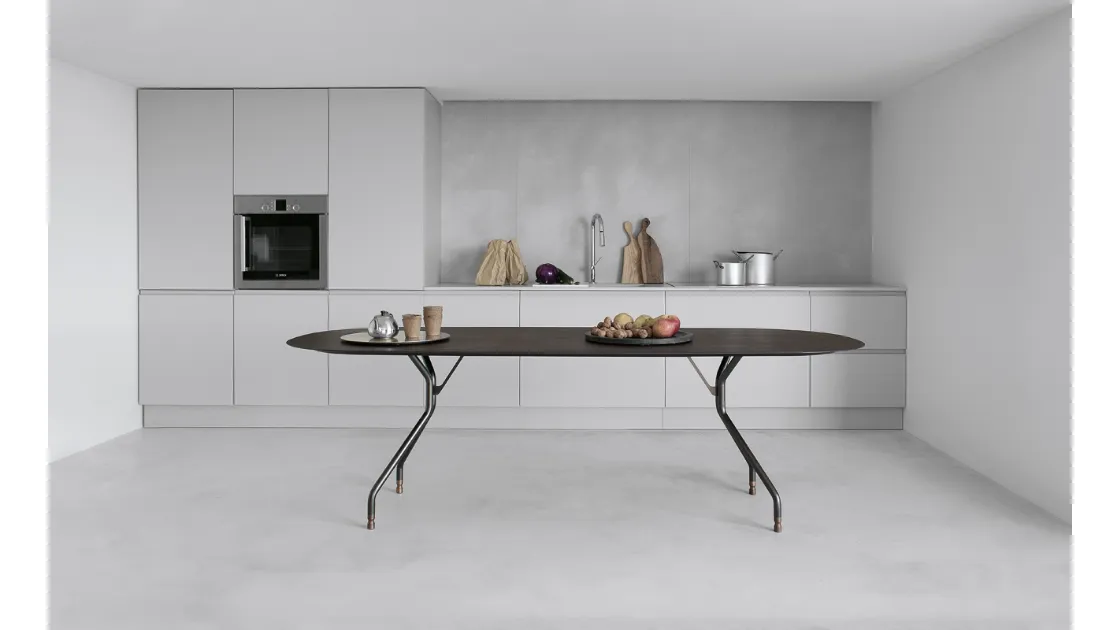 Tavolo T7 configurazione 01 con top in HPL rovere affumicato, telaio in acciaio bronzo e terminali in ottone scuro T7 di Extendo