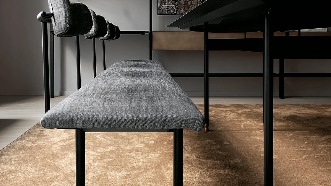 Tavolo T8 configurazione 03 con top in HPL frassino nero di Extendo