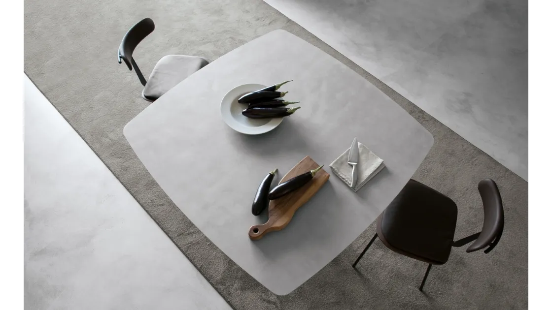 Tavolo T9 configurazione 03 con top in HPL cemento bianco calce e telaio in acciaio ghisa di Extendo