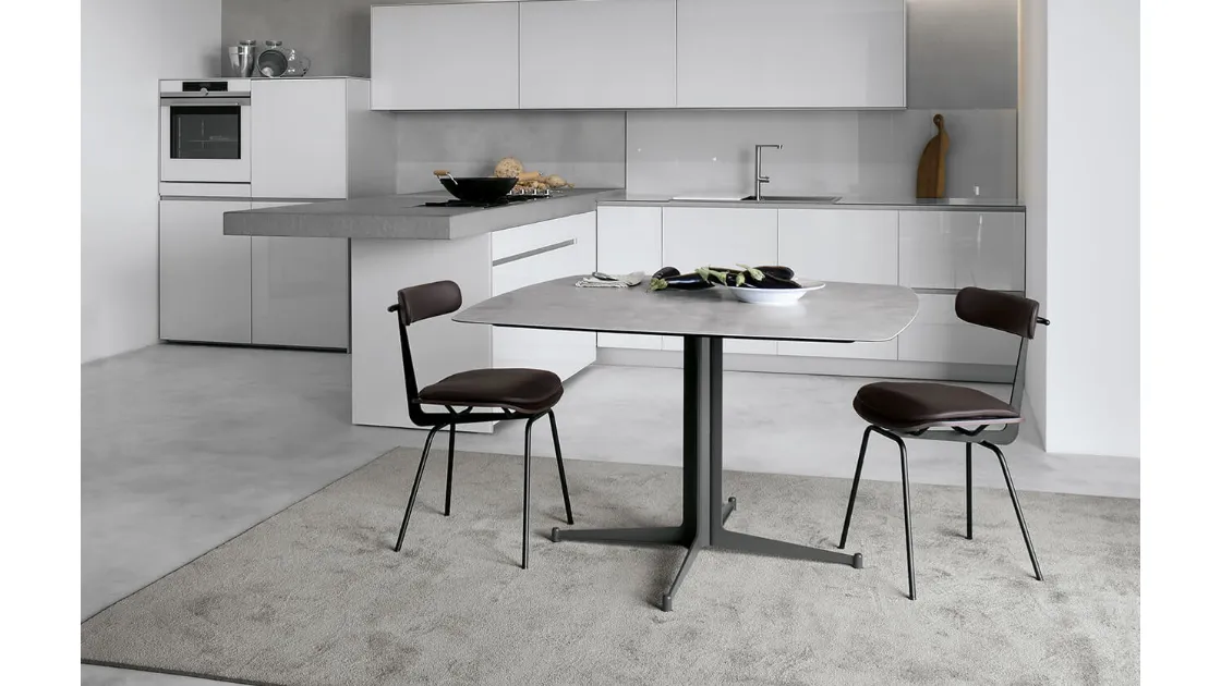 Tavolo T9 configurazione 03 con top in HPL cemento bianco calce e telaio in acciaio ghisa di Extendo