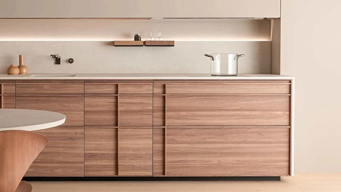 Cucina Design lineare Archigraphica in Noce e top in MDi di Valcucine