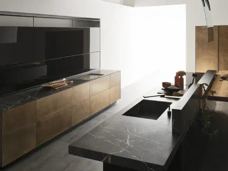 Cucina Design con isola Artematica Ottone Anticato di Valcucine