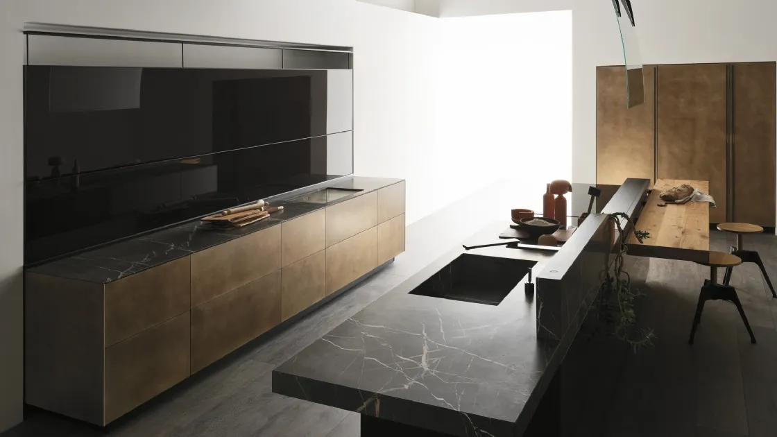 Cucina Design con isola Artematica Ottone Anticato di Valcucine