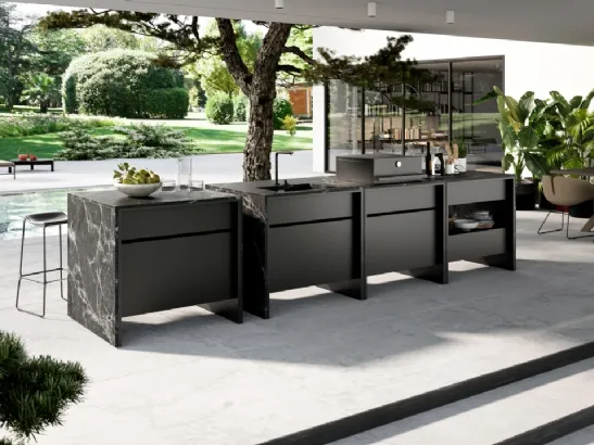 Cucina Design lineare componibile realizzata in alluminio verniciato a polvere e rivestito in pietra naturale Btable di Maistri