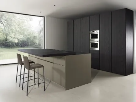 Cucina Design lineare con penisola in laccato opaco e legno Giza 04 di Maistri