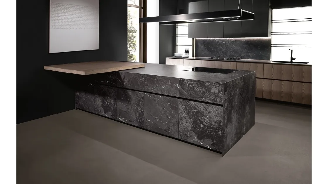 Cucina Design con penisola Giza in legno e ceramica di Maistri