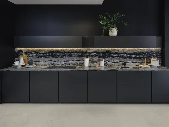 Cucina Design lineare in laccato antracite con top e alzata in marmo Altea 02 di Maistri