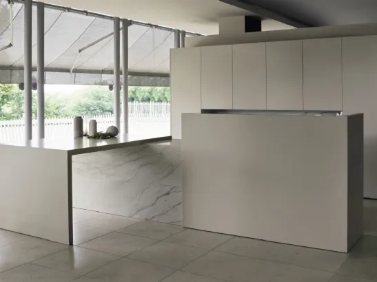 Cucina Design lineare con penisola in laccato opaco e marmo Arka 03 di Maistri