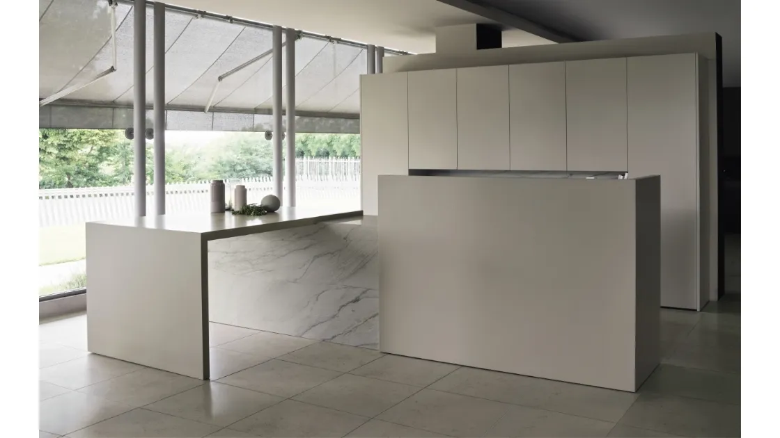 Cucina Design lineare con penisola in laccato opaco e marmo Arka 03 di Maistri