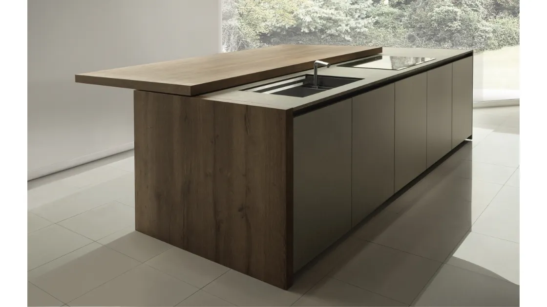 Cucina Design con isola Arka 05 in legno e laccato di Maistri