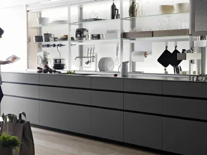 Cucina Design Artematica in linea, in vetro temprato laccato opaco Vitrum Grigio Cemento di Valcucine