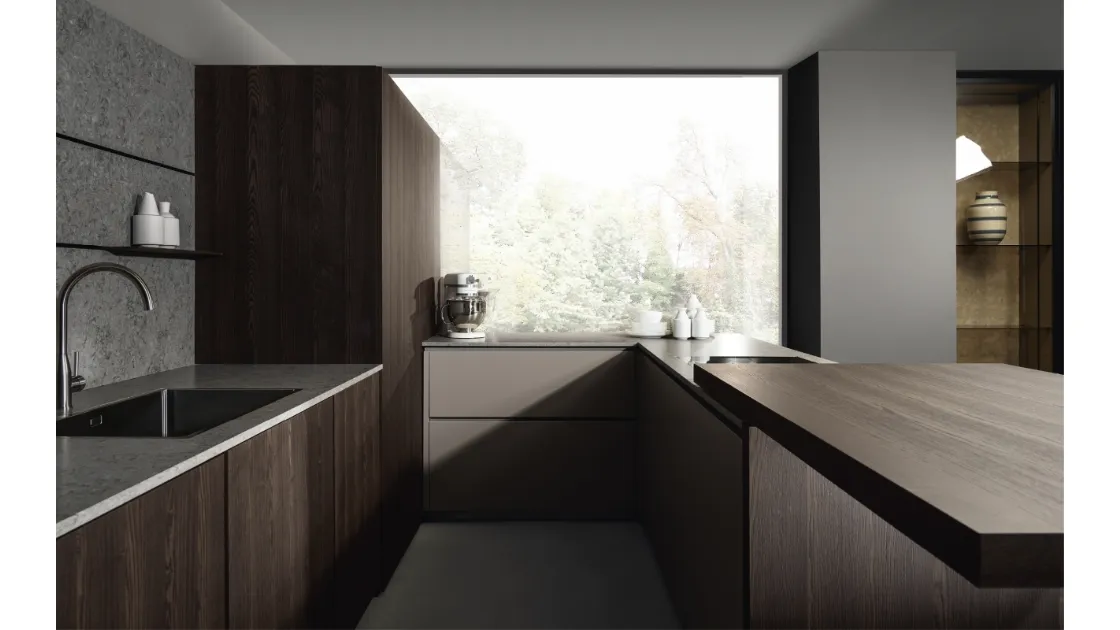 Cucina Design con penisola Viva 01 in legno e laccato di Maistri
