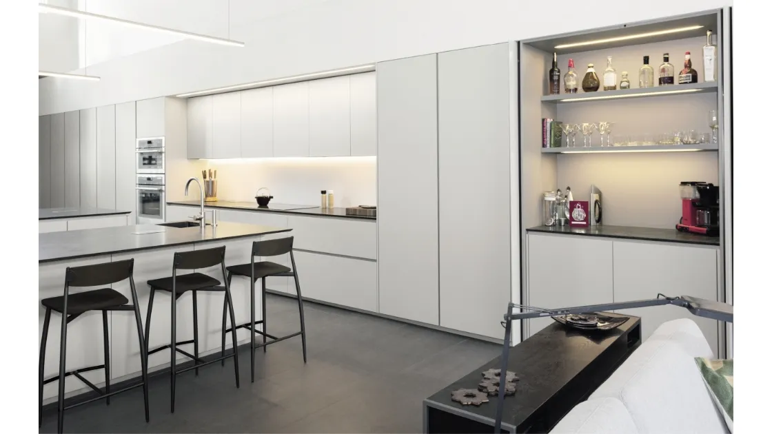 Cucina Design in laccato bianco opaco con anta a bordo inclinato Viva 01 di Maistri